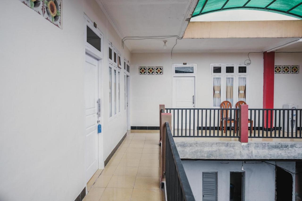 فندق Reddoorz Syariah Near Kebun Raya Liwa Negarabatin المظهر الخارجي الصورة