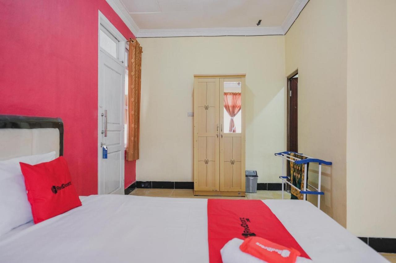 فندق Reddoorz Syariah Near Kebun Raya Liwa Negarabatin المظهر الخارجي الصورة